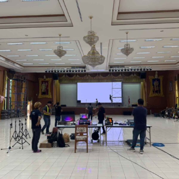 หอประชุมโรงเรียนสายน้ำผึ้ง ระหว่างติดตั้งระบบ Wharfedale Pro Line Array