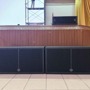 Subwoofer Wharfedale Pro หน้าเวทีหอประชุมโรงเรียนสายน้ำผึ้ง