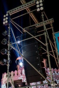 Line Array Wharfedale Pro แขวนสูงข้างเวทีงาน CAT RADIO ครั้งที่ 12