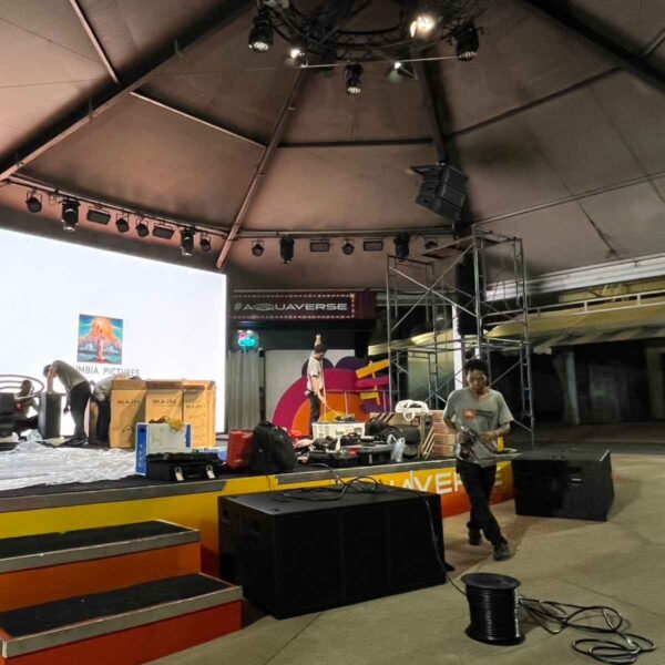 เวทีแสดงในสวนน้ำ Columbia Pictures Aquaverse ที่ติดตั้งระบบ Wharfedale Pro
