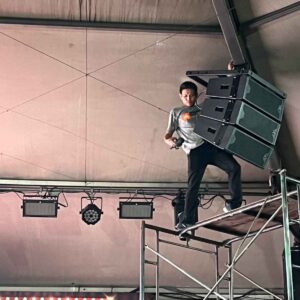 ทีมงานกำลังติดตั้งลำโพง Wharfedale Pro Line Array ที่ Columbia Pictures Aquaverse