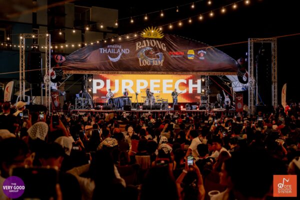 ผู้ชมหน้าเวทีงาน Rayong Log Jam 2025 จังหวัดระยอง